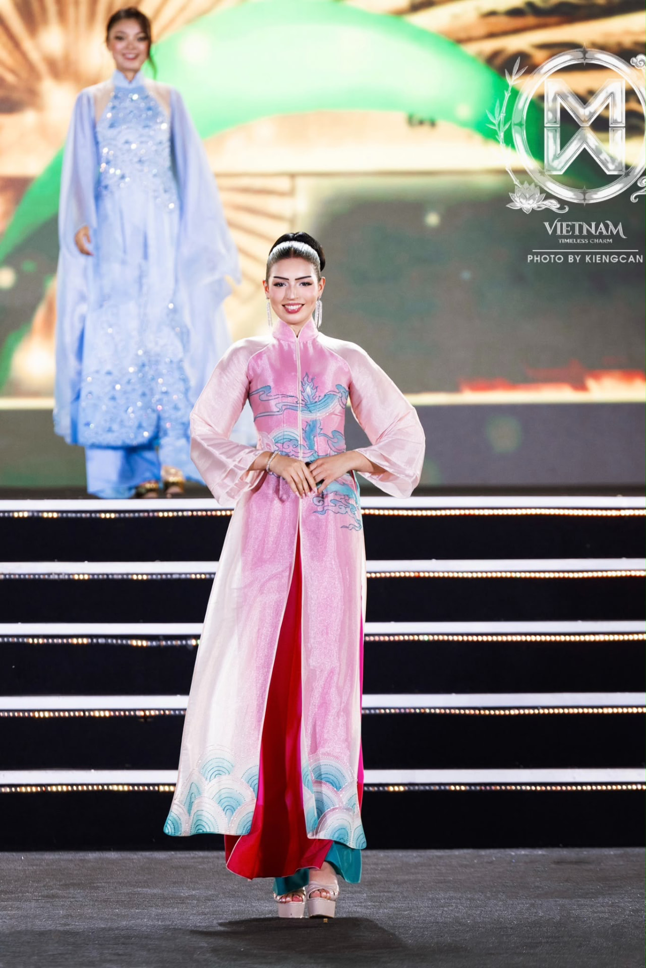 Kiia Huutoniemi wearing a traditional Vietnamese áo dài